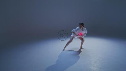 一位胸前有光的舞者的当代表演[免费商用]