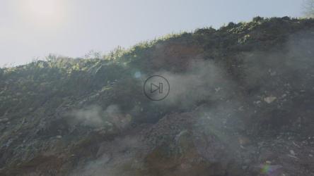 干旱气候下有蒸汽的山丘岩石表面[免费商用]