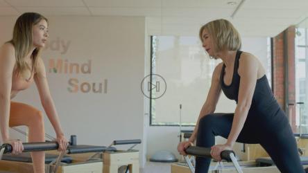 女子接受健身教练建议[免费商用]