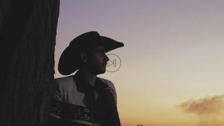 牧场主日落时在牧场上环顾四周[免费商用]