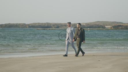 日落时分，一对情侣一起在海滩上散步[]