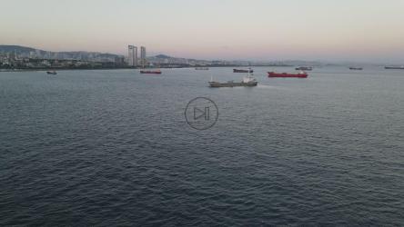 沿海海面挤满了来自上空的货船[4K]