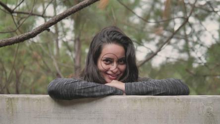 Woman smiling at the camera outdoors[免费商用]