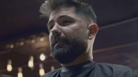 理发师正在梳理他的男性客户[4K免费商用]