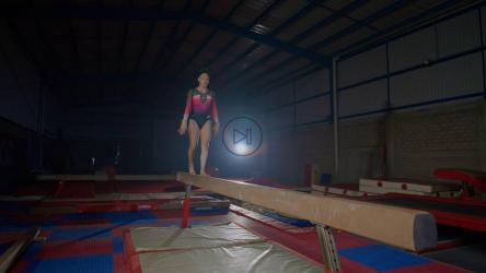 天才少年体操运动员复杂的脚尖旋转[免费商用]