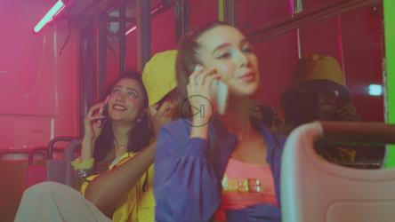 都市时尚年轻人在电话里[4K免费商用]