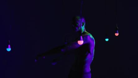 一个画磷光的人的抽象舞蹈[免费商用]