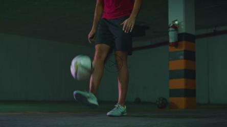 一名男子在停车场玩杂耍[免费商用]