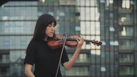 Woman playing violin[4K免费商用]
