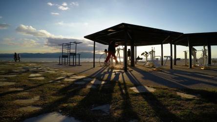 人们在海滩上的户外健身房锻炼[]