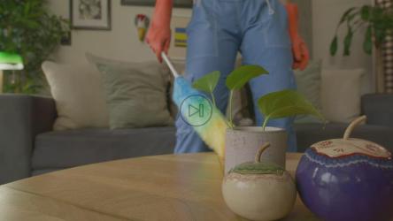 女人在打扫她的房子跳舞[4K免费商用]