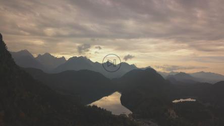 日落时阴天的山脉剪影[4K]