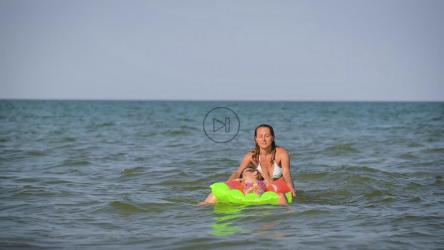 母亲和她的孩子们在海上漂浮[]