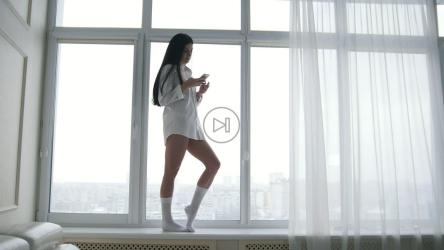 早上有个女人在打电话[]