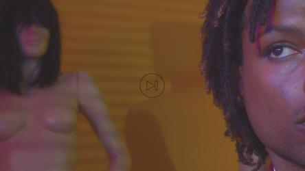 Make-up face of a man with mannequins behind[免费商用]