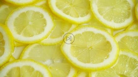 把水倒在柠檬片上[]