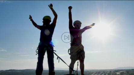 两名登山队员在山顶庆祝[免费商用]