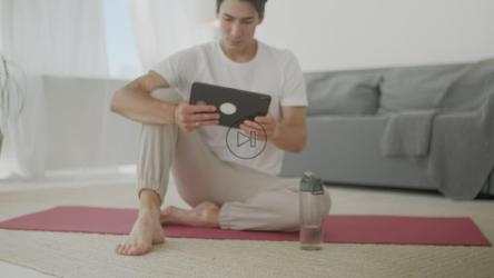 看瑜伽视频练习的年轻人[4K]