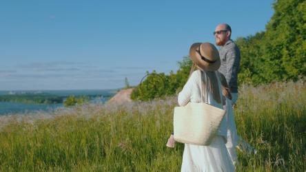 年轻的一家人从山上走到河边[4K]