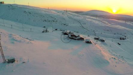 雪山上的建筑[]