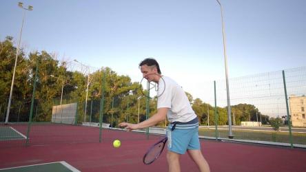 网球运动员发球前弹网球[]