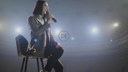 舞台上有聚光灯的专业演讲者[4K]