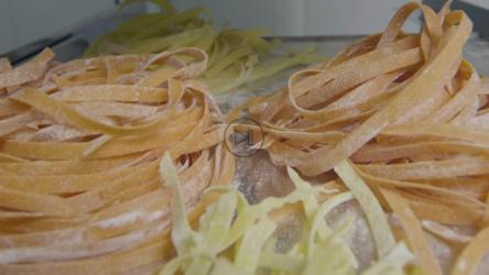 准备烹饪的新鲜自制意大利面[]