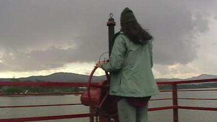 一个年轻的女人微笑着玩着一个大的水阀[免费商用]