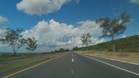 开车快速在高速公路上行驶的观点[免费商用]