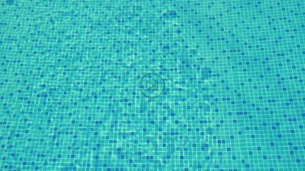 清澈的池水，带着轻柔的涟漪[4K]