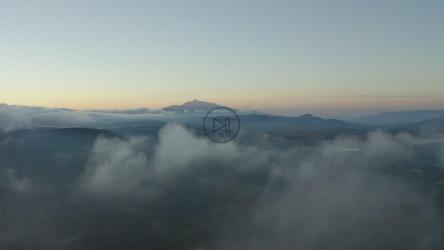 多云山脉顶部的景观[免费商用]