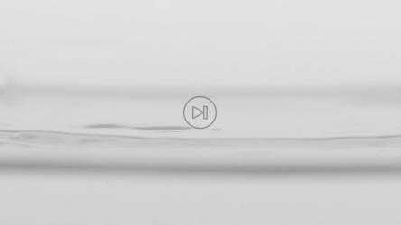 落入水中的水滴呈黑色和白色[免费商用]