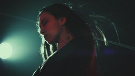 当代舞者在大风中表演[免费商用]