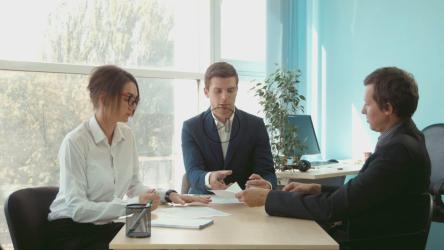 签订合同的商务人员[]