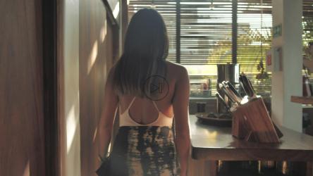 女人用马克杯准备饮料[免费商用]