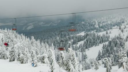 过山车在雪山上飞驰[4K]