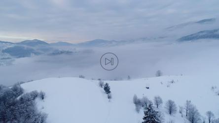 山上的雪，空中景观[4K]