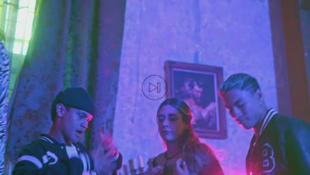 女孩和男孩在聚会上聊天[免费商用]