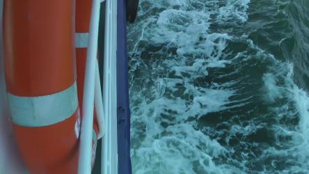 从帆船侧面看向大海的俯视图[]