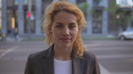 街上的女人正前方看着[4K免费商用]