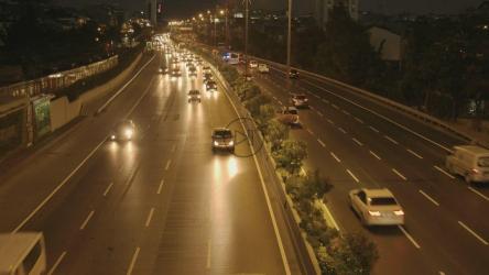 夜晚一条大道上川流不息的车流[]