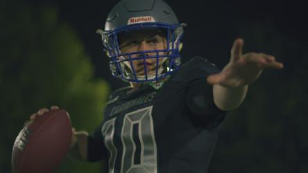 Portrait of a quarterback throwing the ball[免费商用]