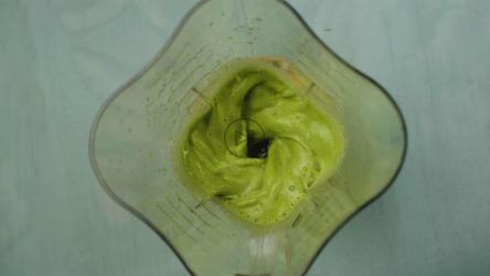 搅拌机里的绿色酱汁[免费商用]