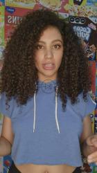 一位有影响力的人对着镜头说话的肖像[免费商用竖屏]