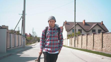 街上滑板上的年轻滑板手[]