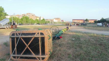 人们在给热气球充气[免费商用]