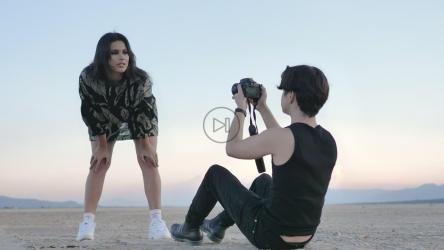 时尚女孩在沙漠中为摄影师拍照[免费商用]