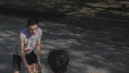 Two boys playing basketball one on one[免费商用]