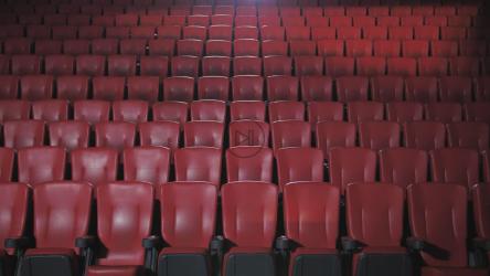 电影院里戴着口罩的人分开坐着[4K]