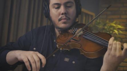 熟练的小提琴手在录音室演奏[4K免费商用]